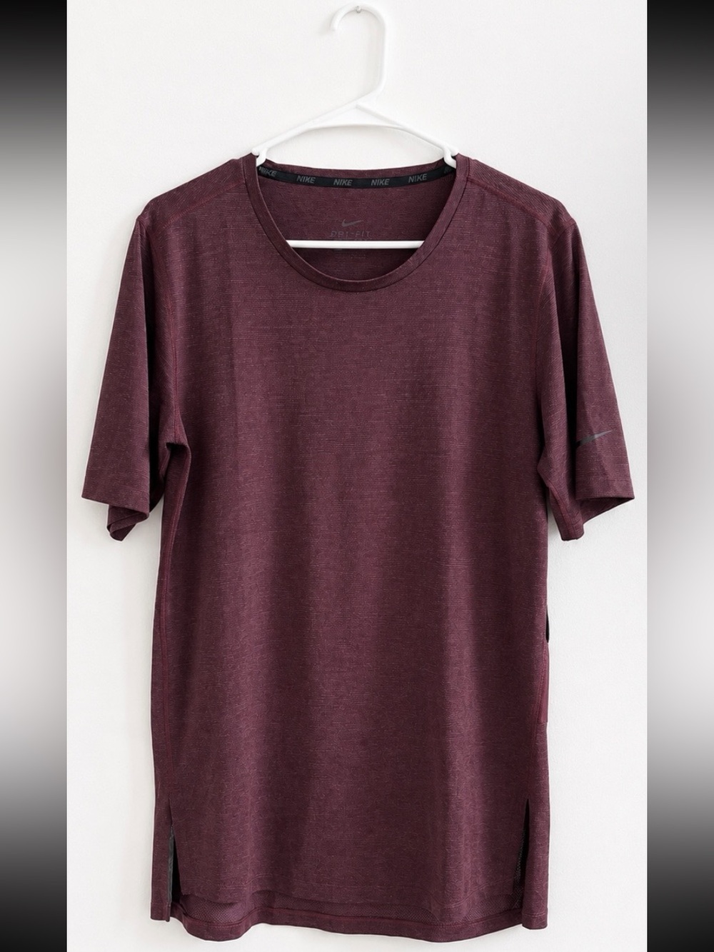 Nike Dri-FIT Heathered Burgundy Athletic Tee Shirt – Men’s Medium